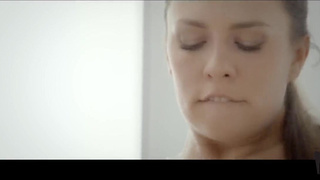 Красивый секс в светлой спальне замутили любовники