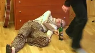 Сынок накачал маму пивом и отжарил членом в глотку