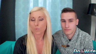 Оттрахал в жопу русскую жену белокурую девушку при муже куколде