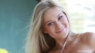 Супер приятная белокурая красотка разделась догола