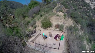 Мадемуазель с огромными дойками хорошенько трахнута на природе