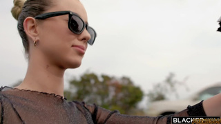 Темнокожий пердолит черным членом узкое очко русской красотки