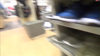 Забрызгал нектаром попу любимой в торговом центре