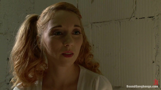 Толпа спортсменов жестко дрючат блондиночку и кончают нектаром в ротик