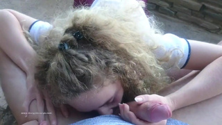 Милая студентка первый раз делает отсос на улице