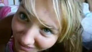 Леди делает отсос в поезде своему парню