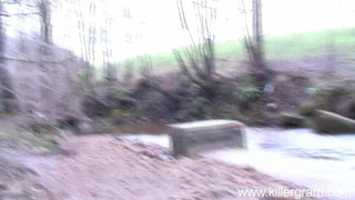 Мужик в позе раком ебёт уличную проститутку без презерватива