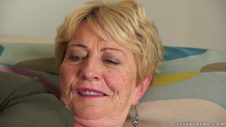 Внучонок дрючит в волосатую пизденку пухлую бабушку