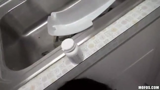 Жестко шпилит в ротик