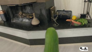 Подтянутую сучку жестоко отжарили в задницу огурцом и большим черным членом