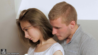 Наивная Парочка Ебется На Кухне