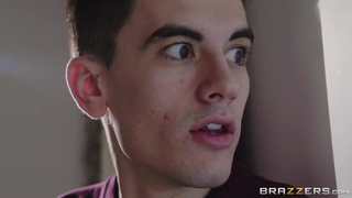 Беспардонный сынок занялся любовью с мамой прямо в душе