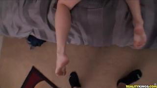 Особа в очках широко раздвигает ходули для секса