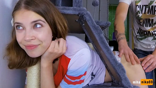 Миша оттрахал сестренку Вику, застрявшую в кошачьем домике рачком