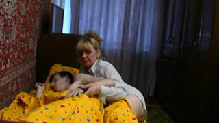 Порно сынуля пердолит похотливую мамку