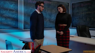 Ботаник шпилит шикарную училку в чулочках на столе после урока