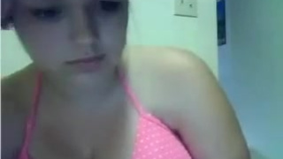 Русская сисястая особа светит своим достоинством на вебкамеру