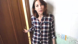 Брат шантажом заставил русскую сестренку Вику делать минетик на камеру