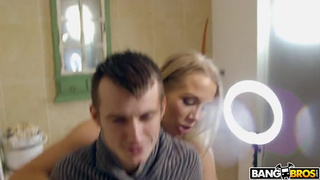 Мачеха мастурбирует пасынку прямо в душе