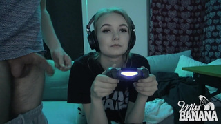 Любительское порно малышки геймерши и пацыка