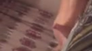 Повалил девку на диван и стал трахать в пизденку