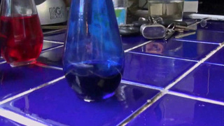 Сосед чпокнул на кровати смазливую 18 летнюю красавицу