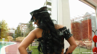 Рогоносец пердолит шлюху в чулочках рачком в задницу пока супруги нет дома