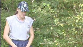 Опытная матюрка в позе по собачьи на природе дарит сыну оргазм