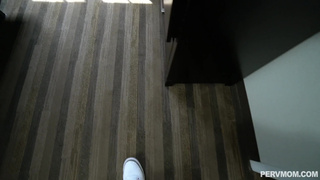 Опытная мильфа глубоко посасывает болт сыночка и долбится с ним от первого лица