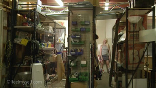 Тетка теребонькает и кончает после рабочего дня на складе