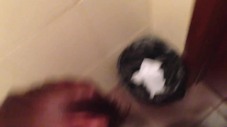 Снял как обсасывает местная давалка, уединившись в туалете