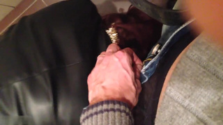 Снял как обсасывает местная давалка, уединившись в туалете