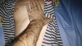 Я долго лизал вагину девки прежде чем сунуть палец в попу