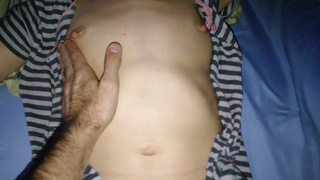 Я долго лизал вагину девки прежде чем сунуть палец в попу